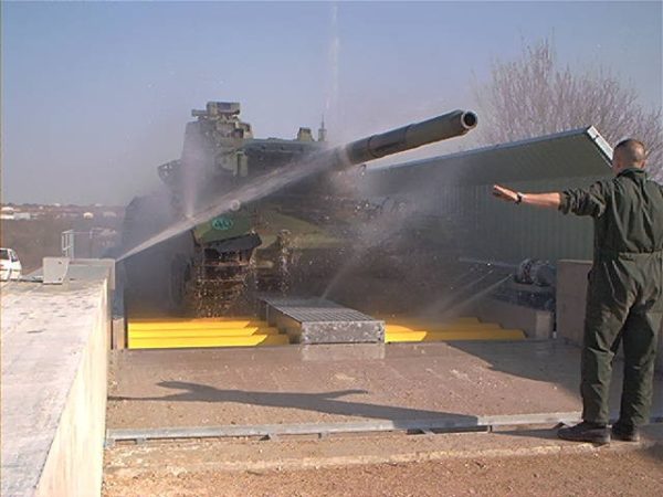 Tracked vehicle washing area