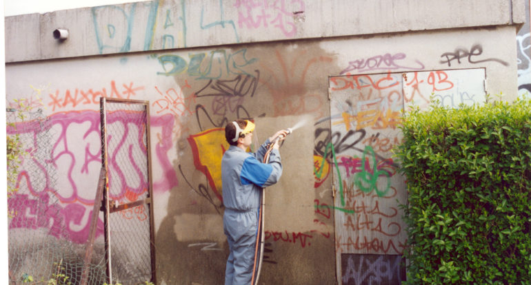 Entfernung-von-Graffiti-mit-hydrogommeuse-scaled.jpg