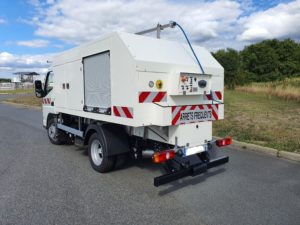 Truck equipped with an autonomous cleaner