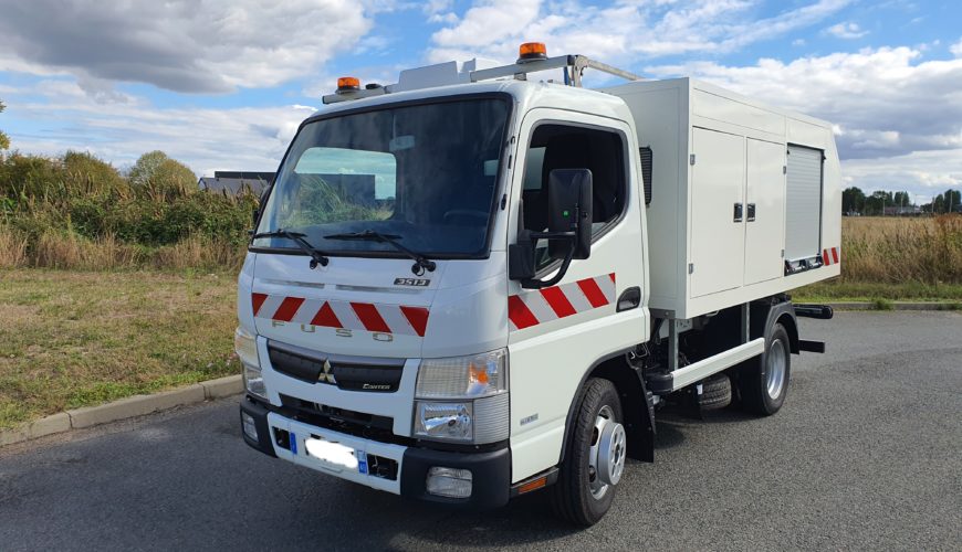 Camión equipado con un limpiador autónomo