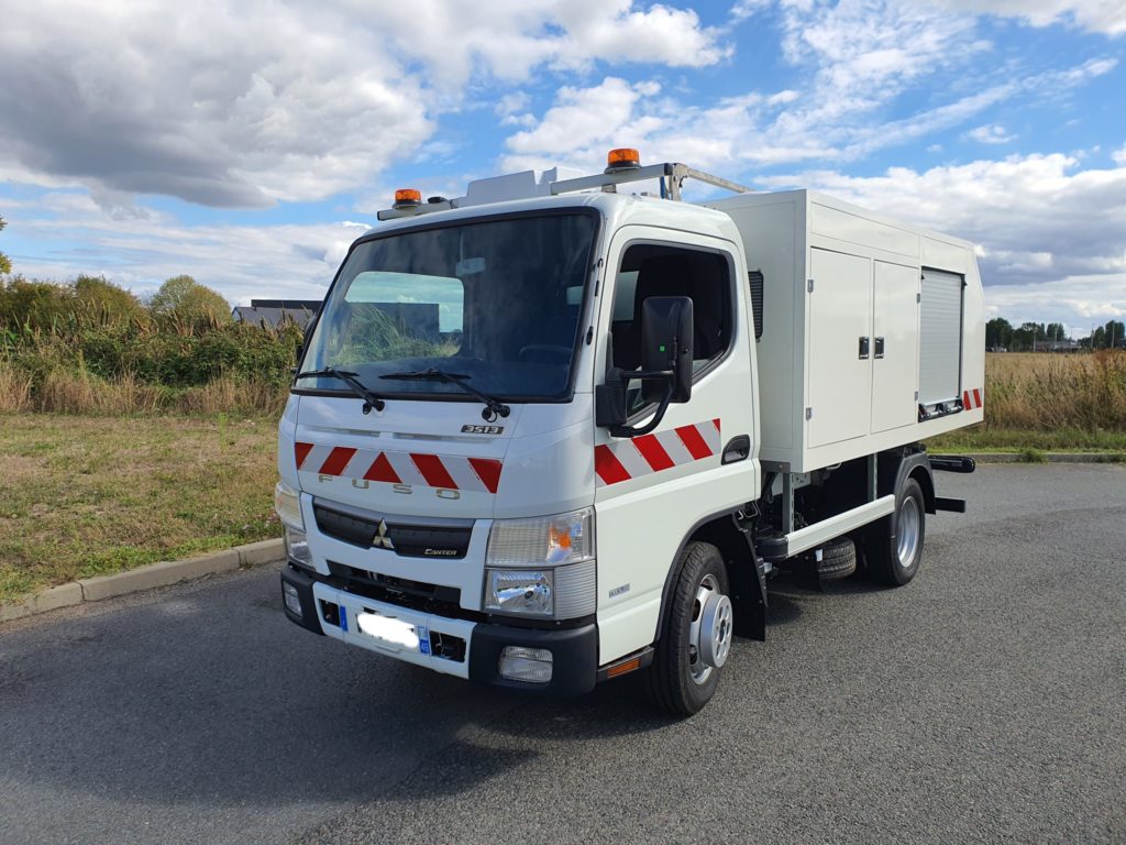 LKW, der mit einem autonomen Reiniger ausgestattet ist