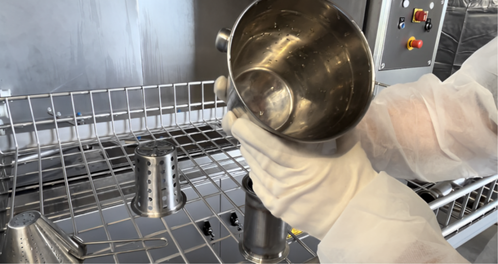 Réalisation d'une machine à laver les ustensiles. Voici un exemple d'ustensile après le lavage