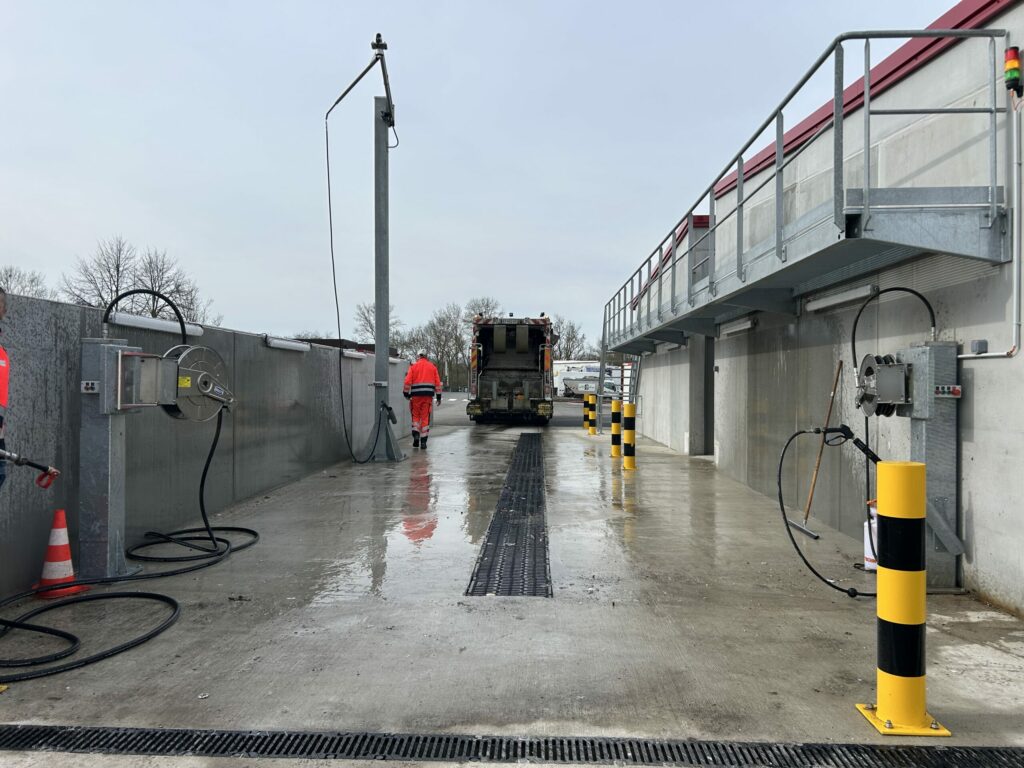 Waschplatz mit BOM-Fahrzeug